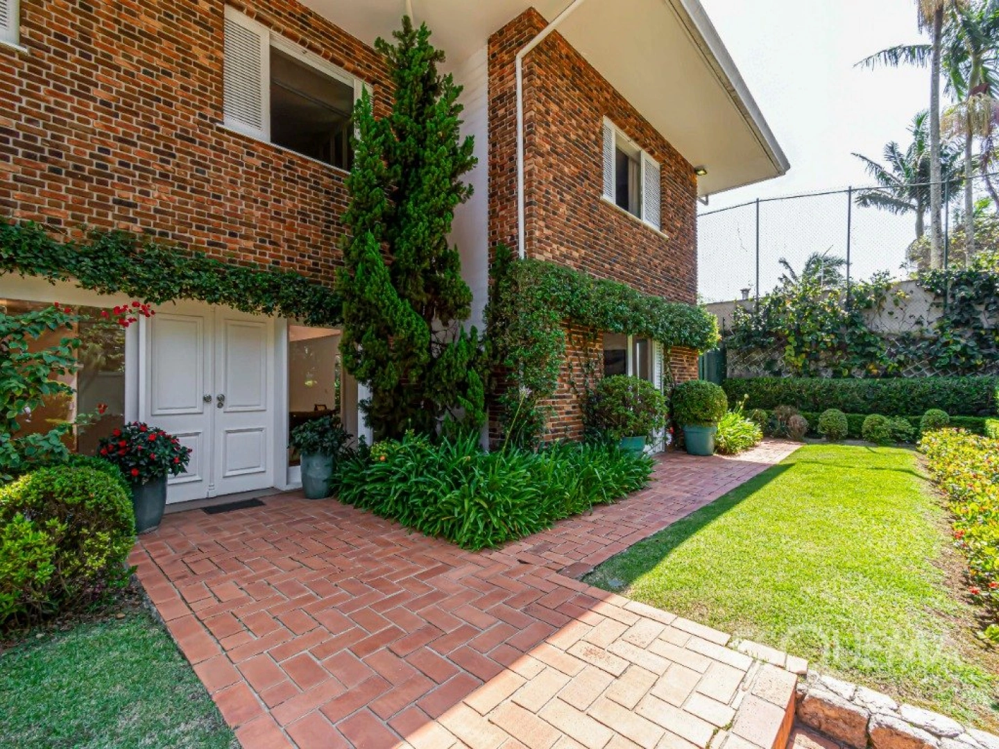 Casa com projeto de Marcos Tomanik em rua plana e arborizada - Imagem 1