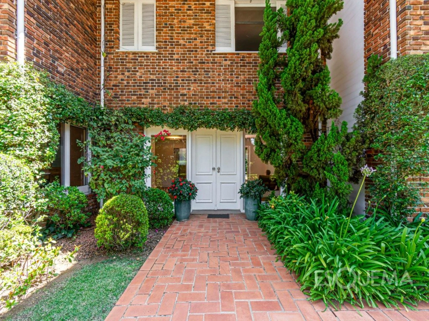 Casa com projeto de Marcos Tomanik em rua plana e arborizada - Imagem 2