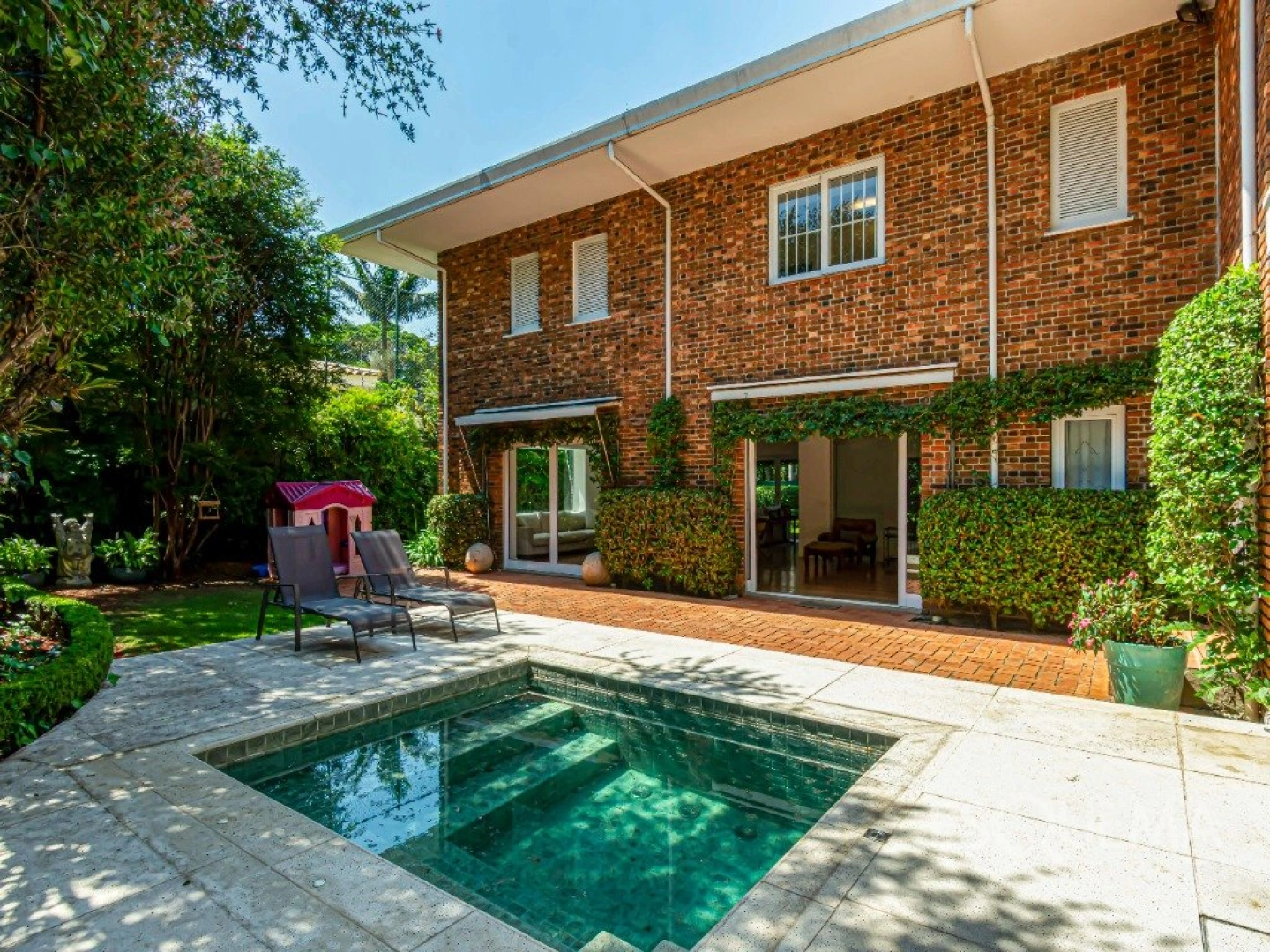 Casa com projeto de Marcos Tomanik em rua plana e arborizada - Imagem 3