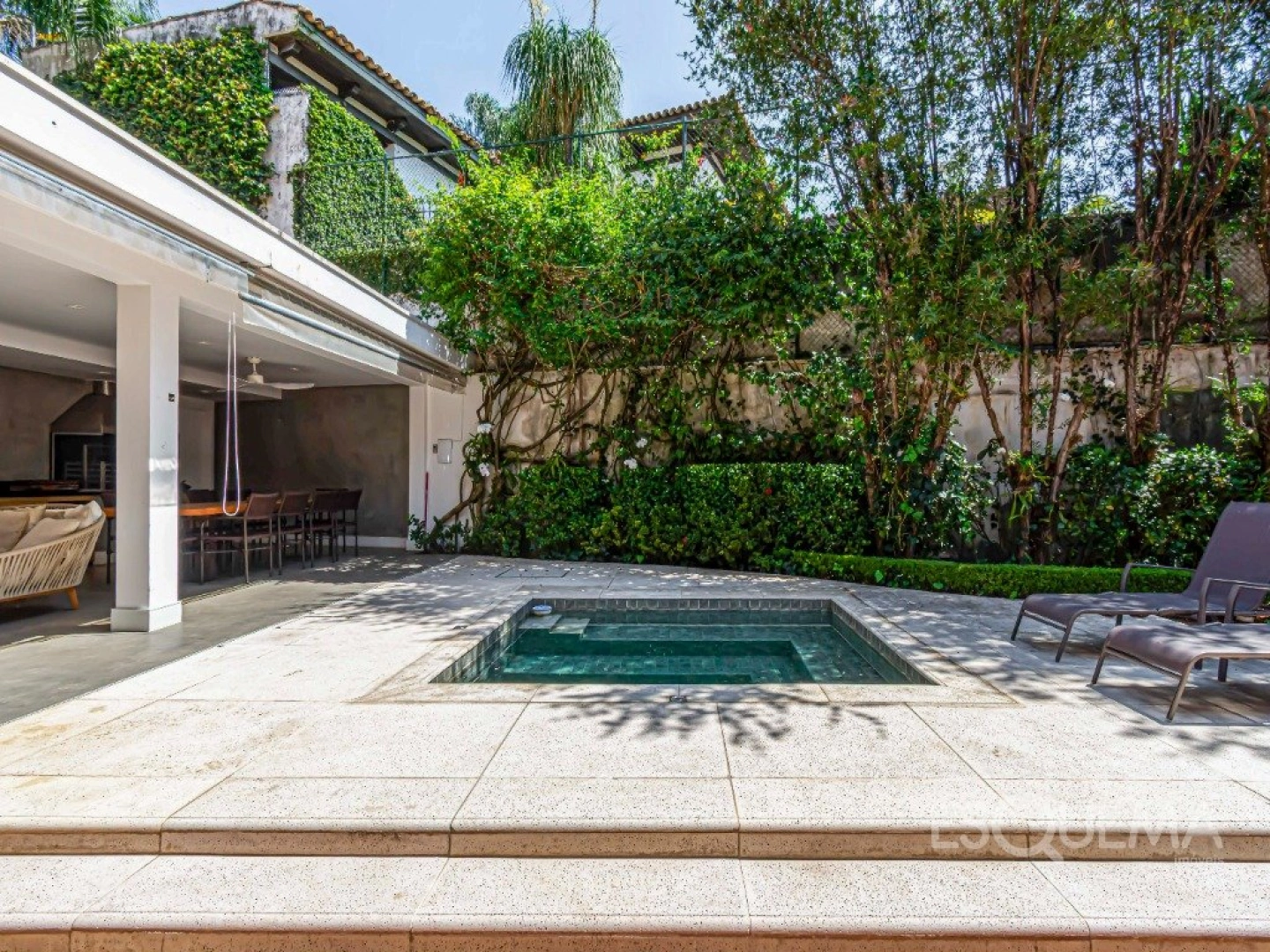 Casa com projeto de Marcos Tomanik em rua plana e arborizada - Imagem 4