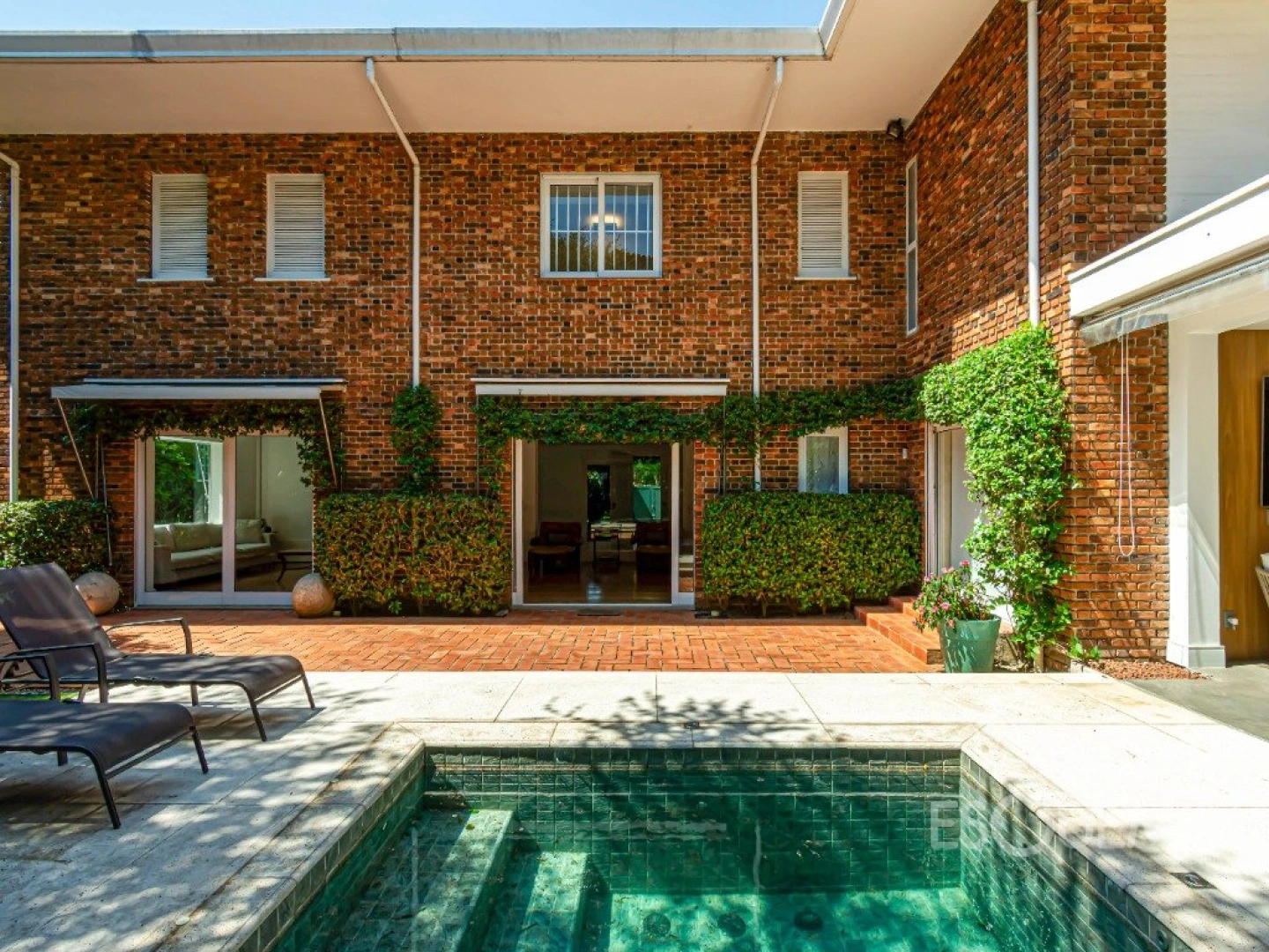 Casa com projeto de Marcos Tomanik em rua plana e arborizada - Imagem 5