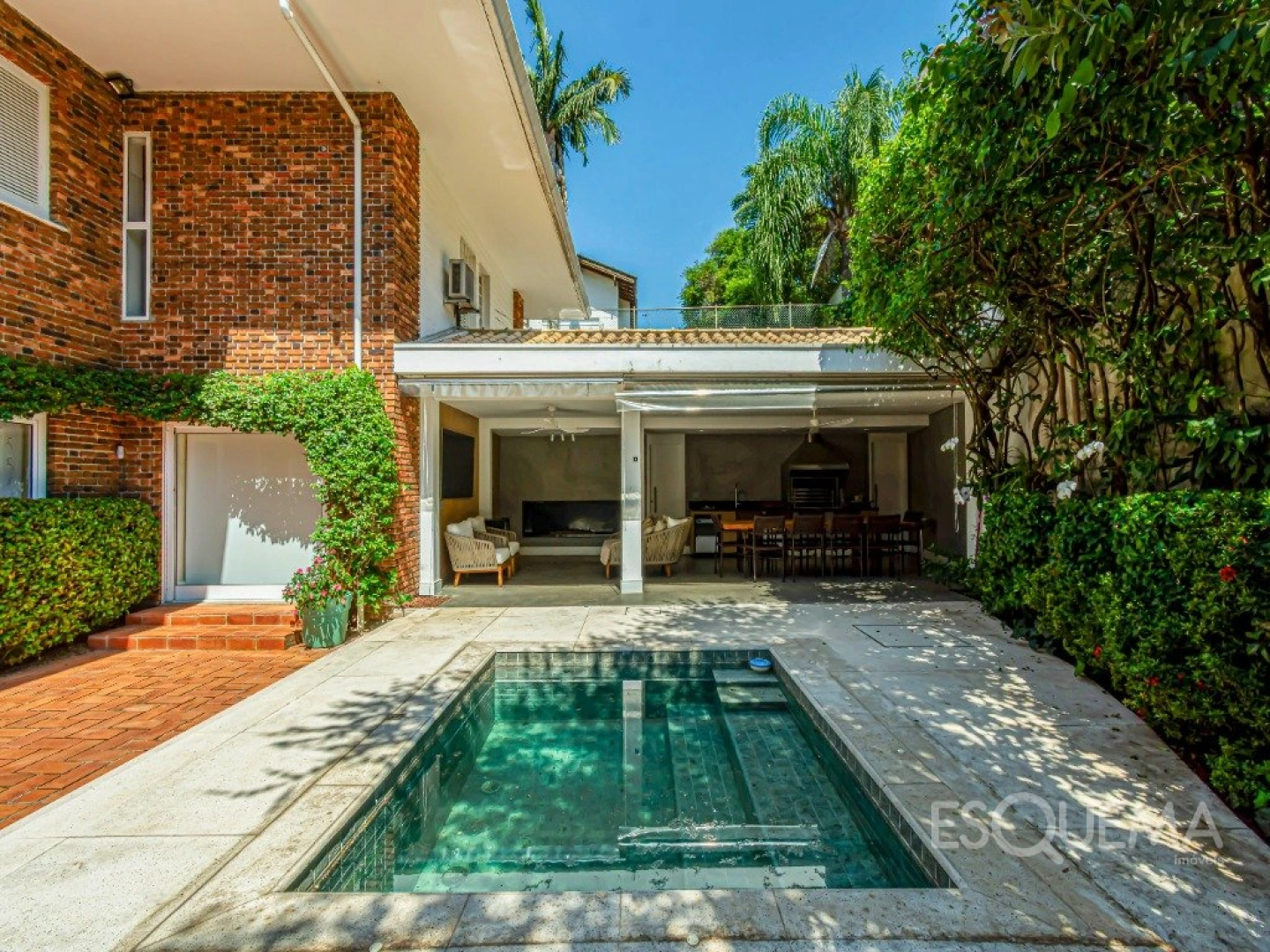 Casa com projeto de Marcos Tomanik em rua plana e arborizada - Imagem 6