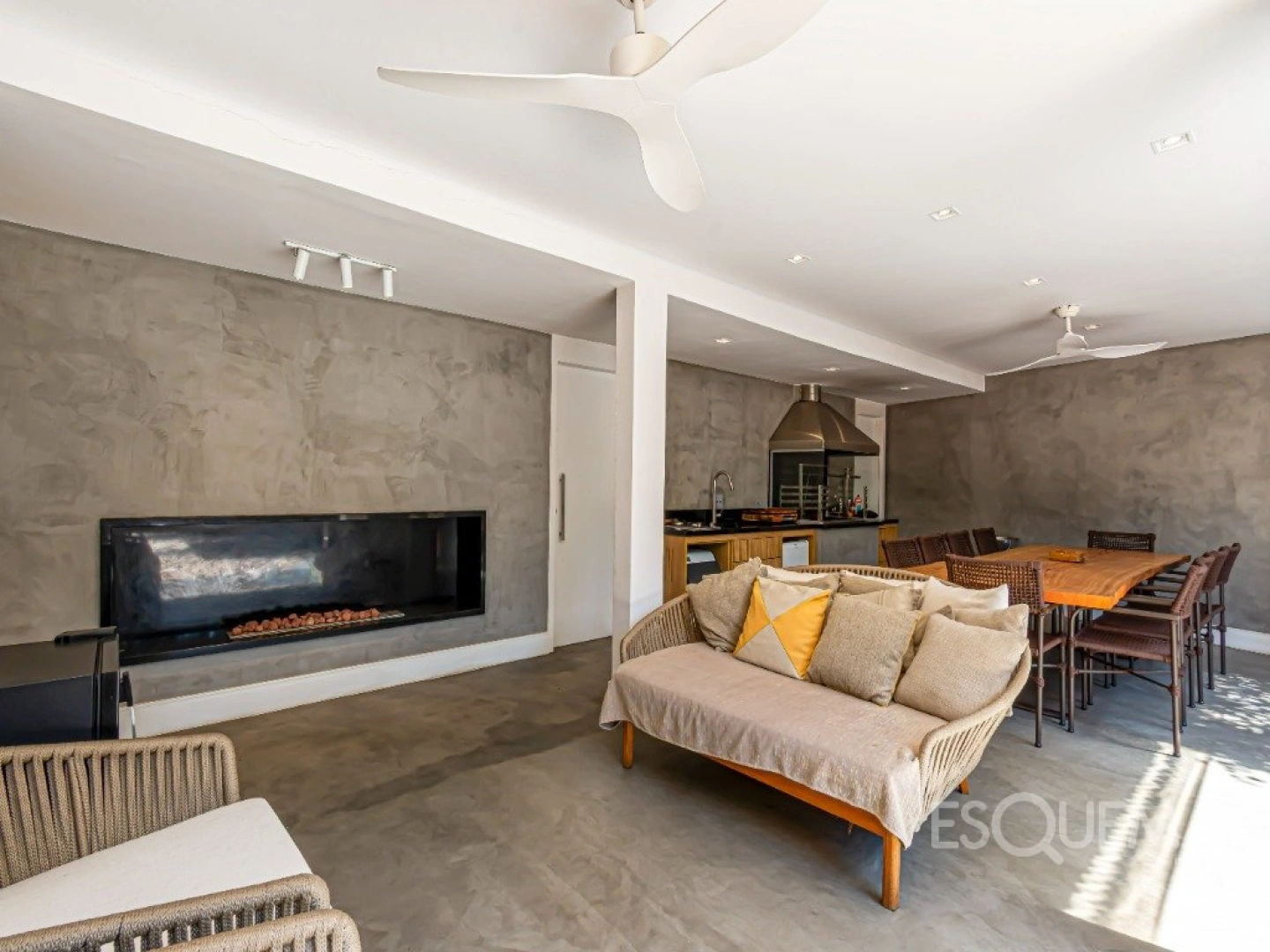 Casa com projeto de Marcos Tomanik em rua plana e arborizada - Imagem 7