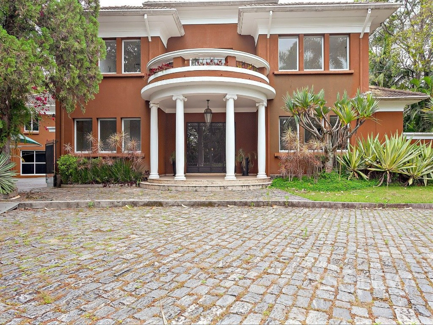 Casa comercial imponente em avenida renomada no Jardim América - Imagem 1