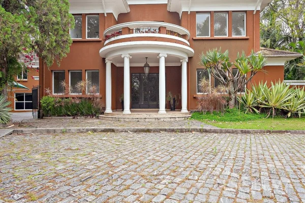 Casa comercial imponente em avenida renomada no Jardim América