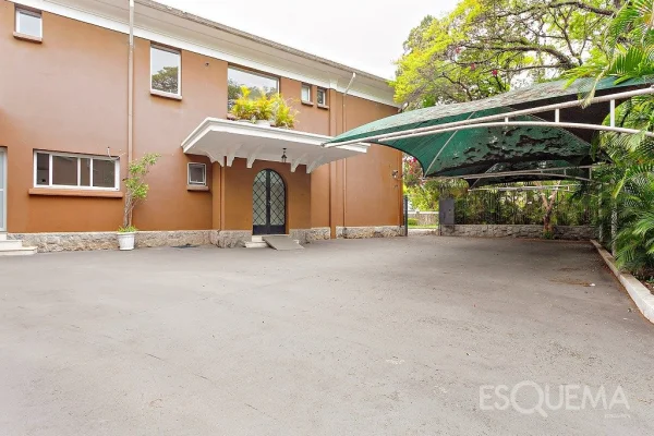 Casa comercial imponente em avenida renomada no Jardim América