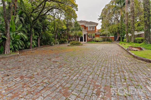 Casa comercial imponente em avenida renomada no Jardim América