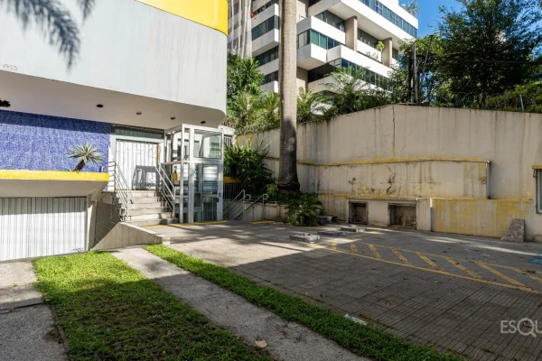 Casa comercial com subsolo na Avenida Ibirapuera