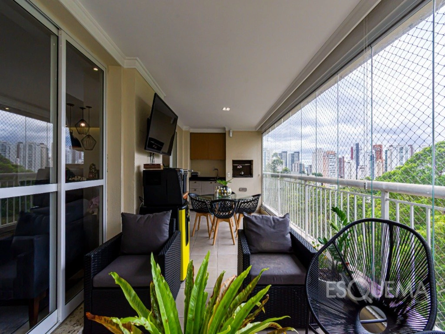 Apartamento em rua arborizada e condomínio com lazer completo - Imagem 1