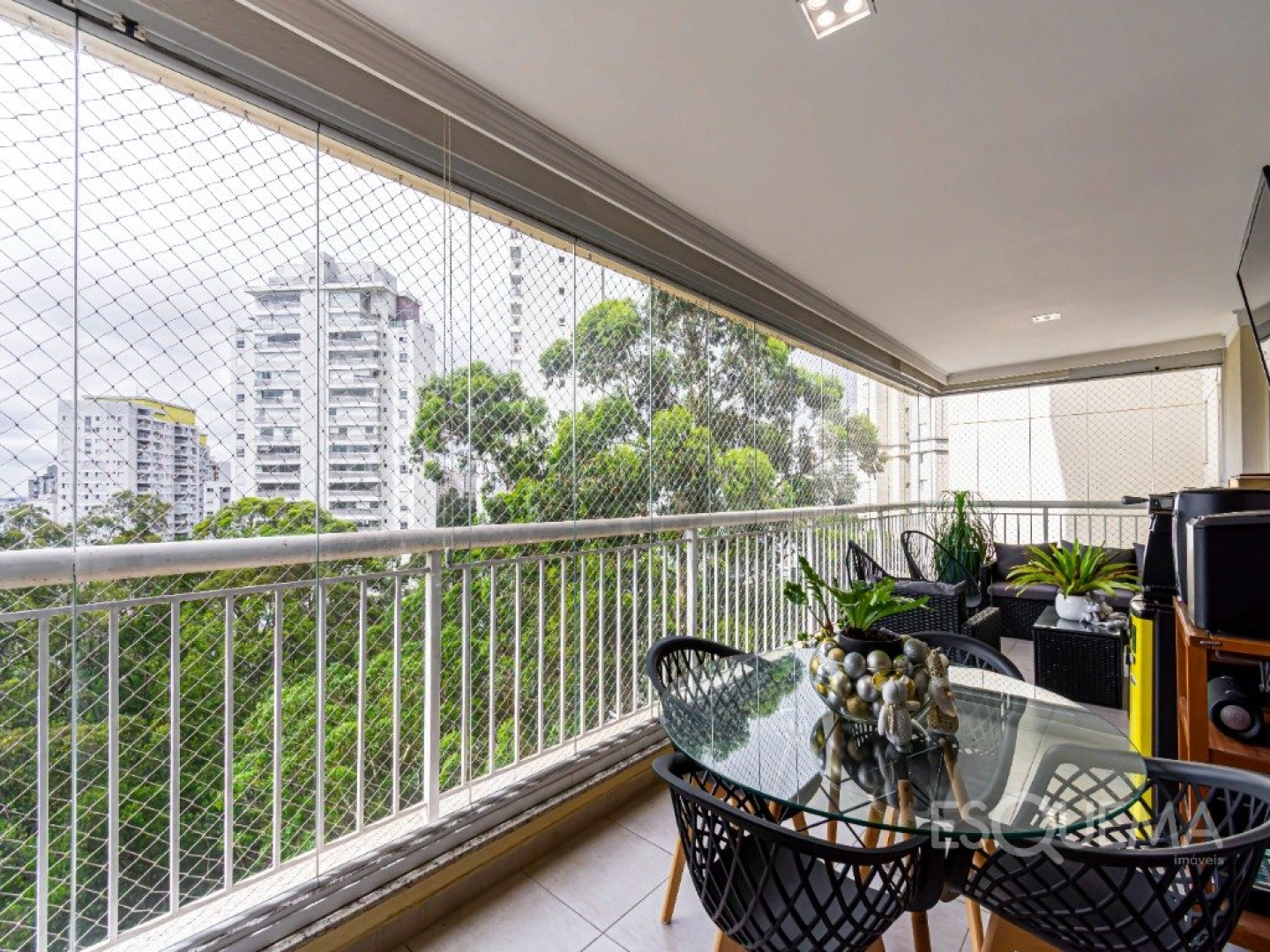 Apartamento em rua arborizada e condomínio com lazer completo - Imagem 2
