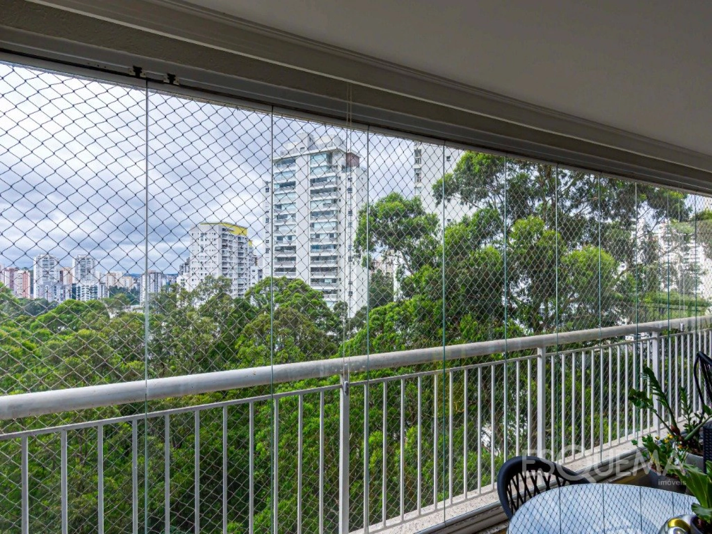 Apartamento em rua arborizada e condomínio com lazer completo - Imagem 4