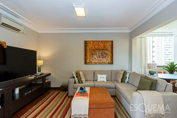 Apartamento reformado, com terraço em Moema