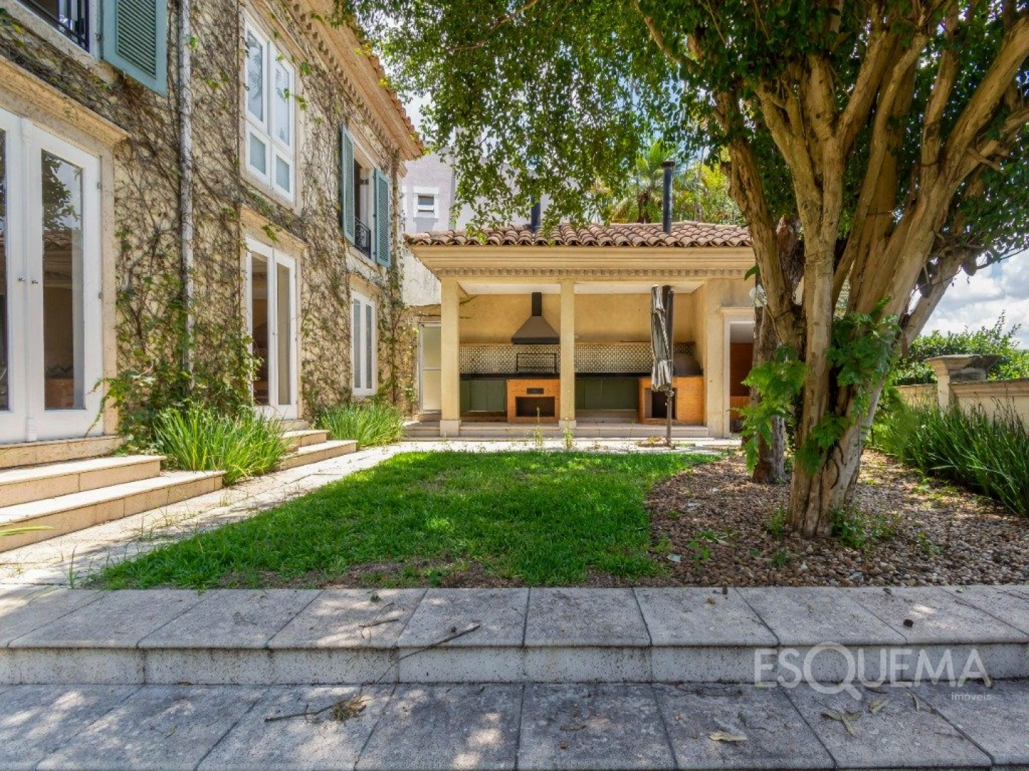 Casa neoclássica recém-reformada no Jardim Guedala - Imagem 1