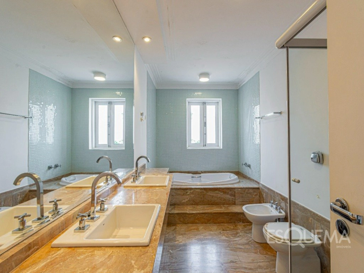 Casa neoclássica recém-reformada no Jardim Guedala - Imagem 9