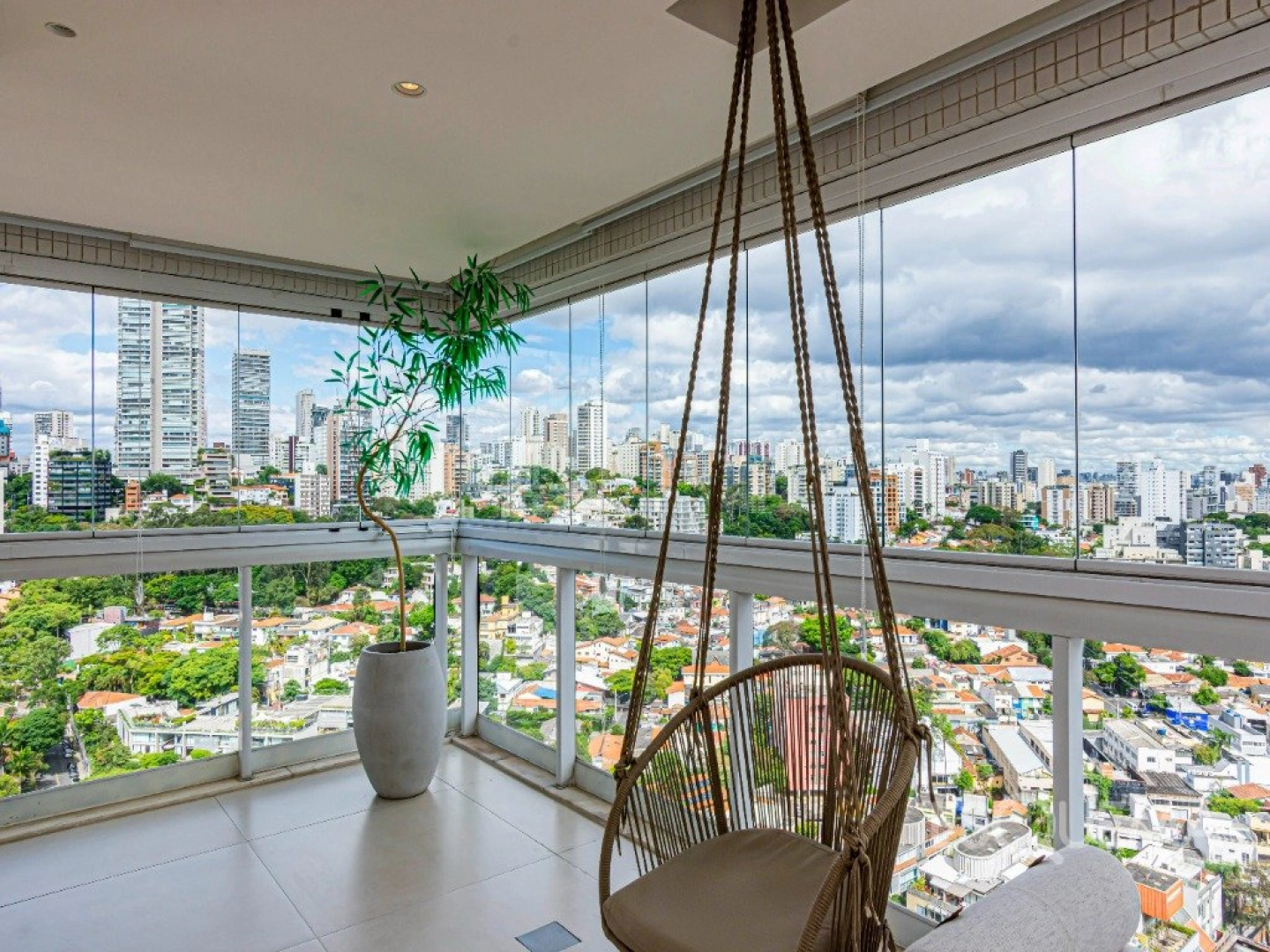 Apartamento reformado com vista livre próximo ao Colégio Santa Cruz - Imagem 6