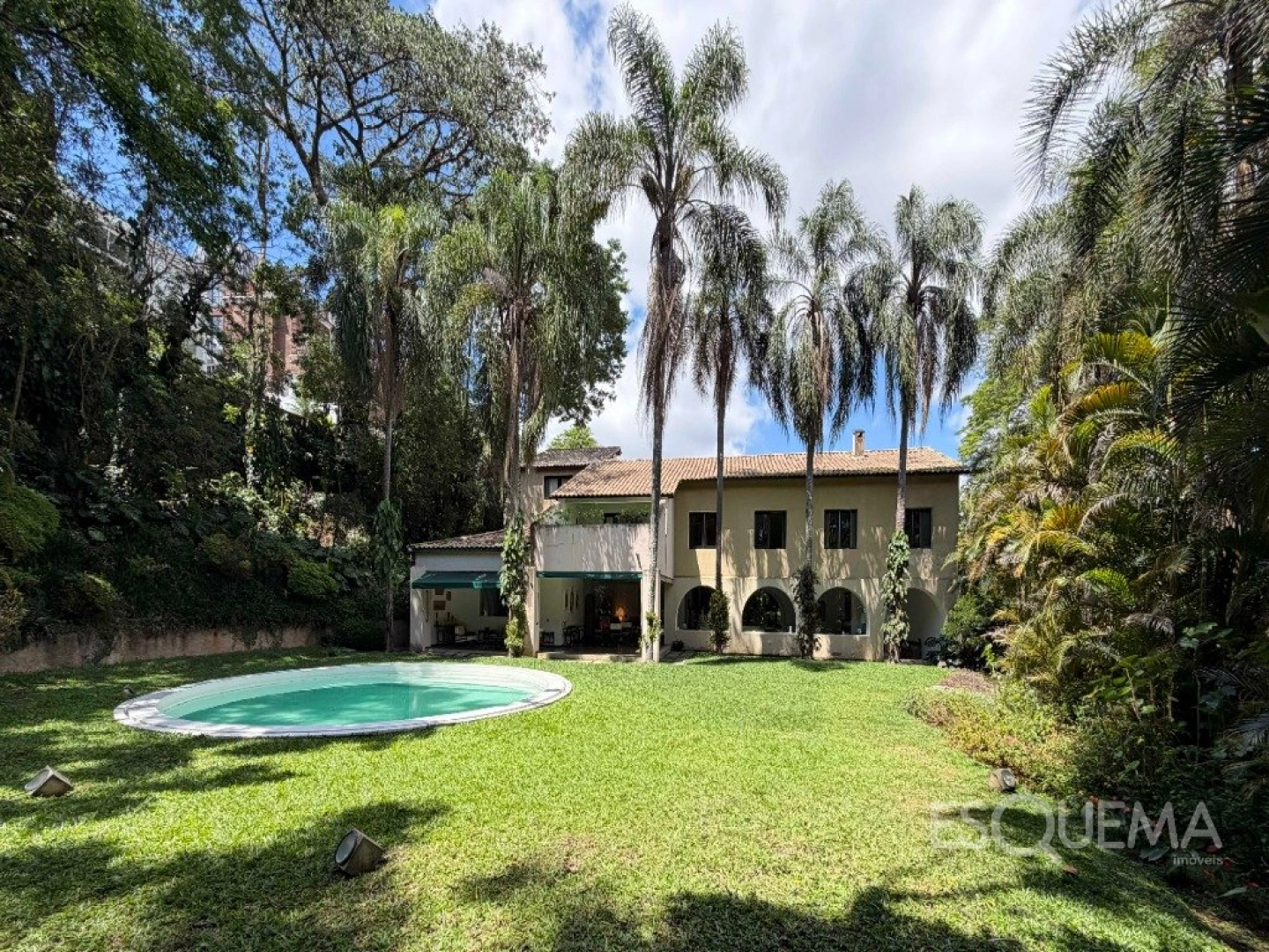 Casa em localização excelente com 2.248 m² de terreno - Imagem 1