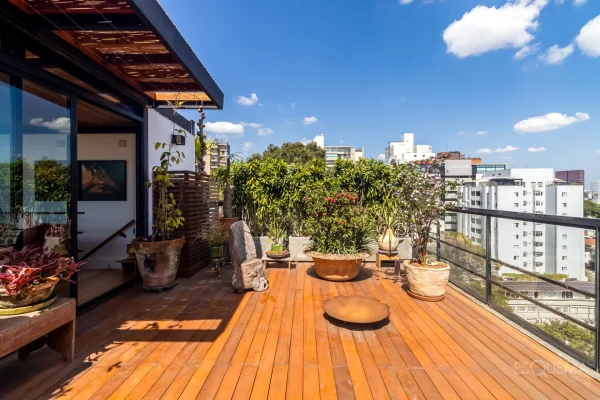 Cobertura duplex com vista aberta e terraço na Vila Madalena