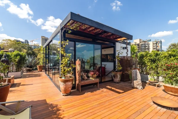 Cobertura duplex com vista aberta e terraço na Vila Madalena