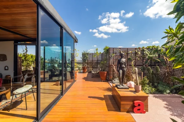 Cobertura duplex com vista aberta e terraço na Vila Madalena