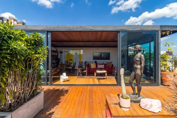 Cobertura duplex com vista aberta e terraço na Vila Madalena