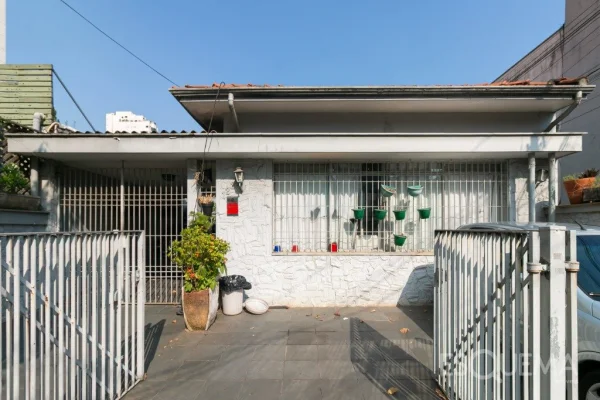 Casa em área comercial, em Moema Pássaros