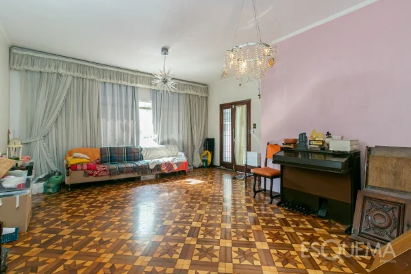 Casa em área comercial, em Moema Pássaros