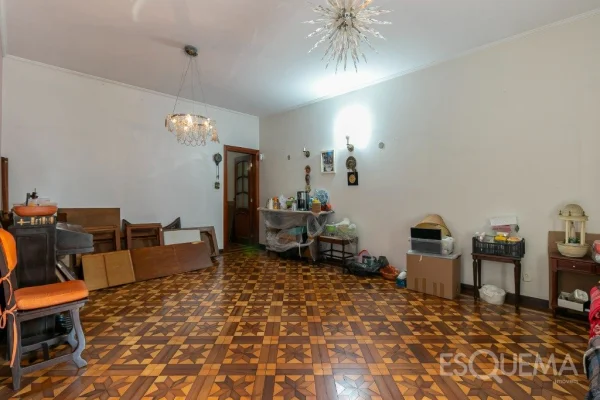 Casa em área comercial, em Moema Pássaros