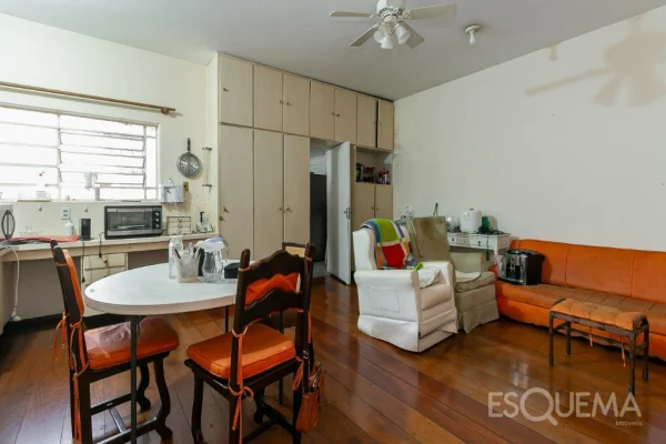 Casa em área comercial, em Moema Pássaros