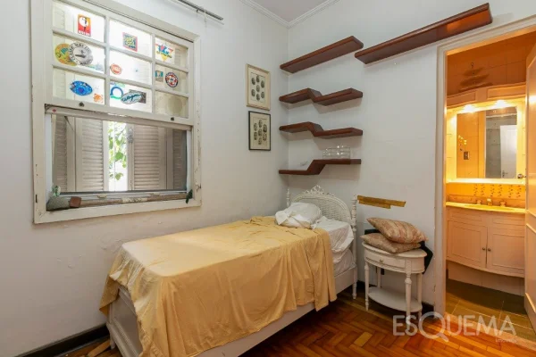 Casa em área comercial, em Moema Pássaros