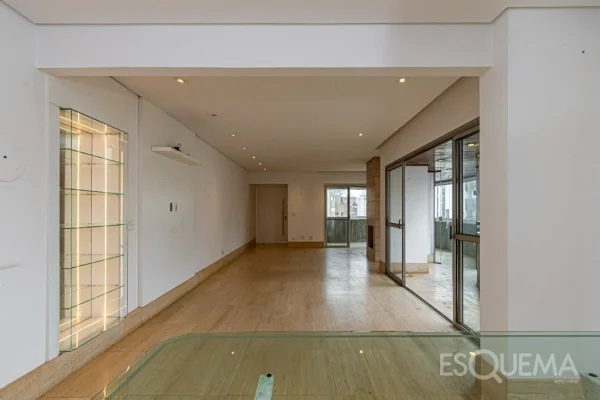 Apartamento em edifício assinado por Ruy Ohtake em Moema Pássaros