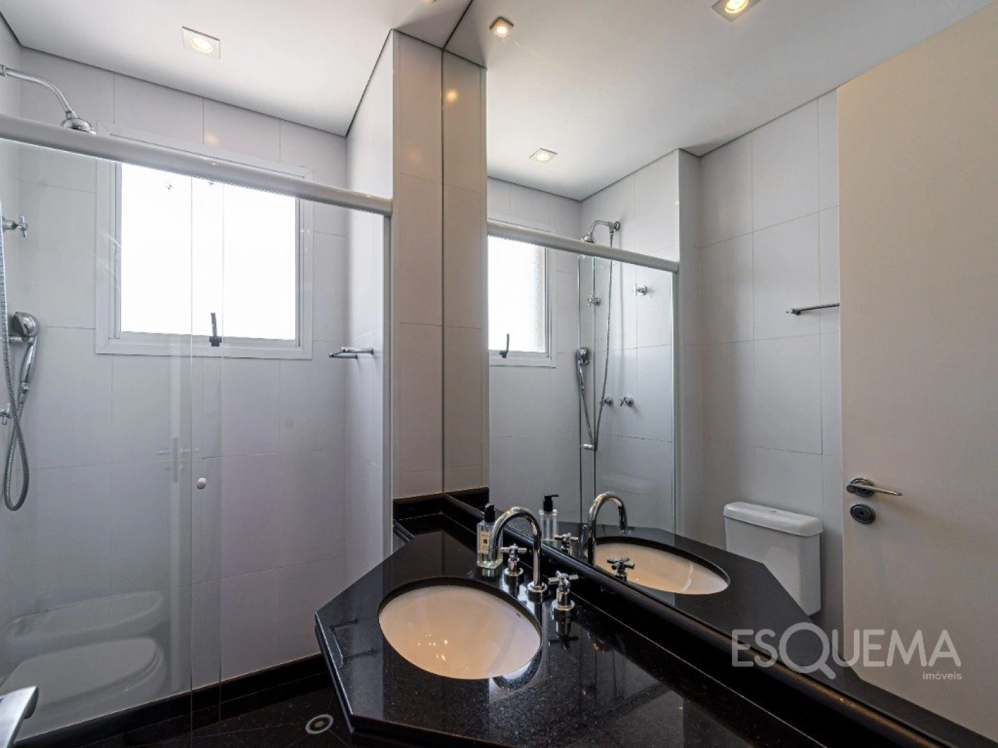 Apartamento com 304 m², 4 suítes, andar alto e varanda integrada ao living na parte nobre de Moema - Imagem 12