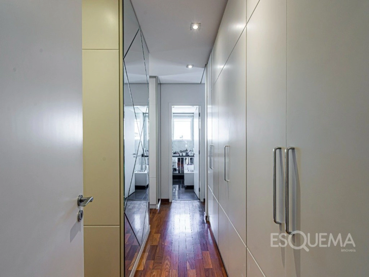 Apartamento com 304 m², 4 suítes, andar alto e varanda integrada ao living na parte nobre de Moema - Imagem 13