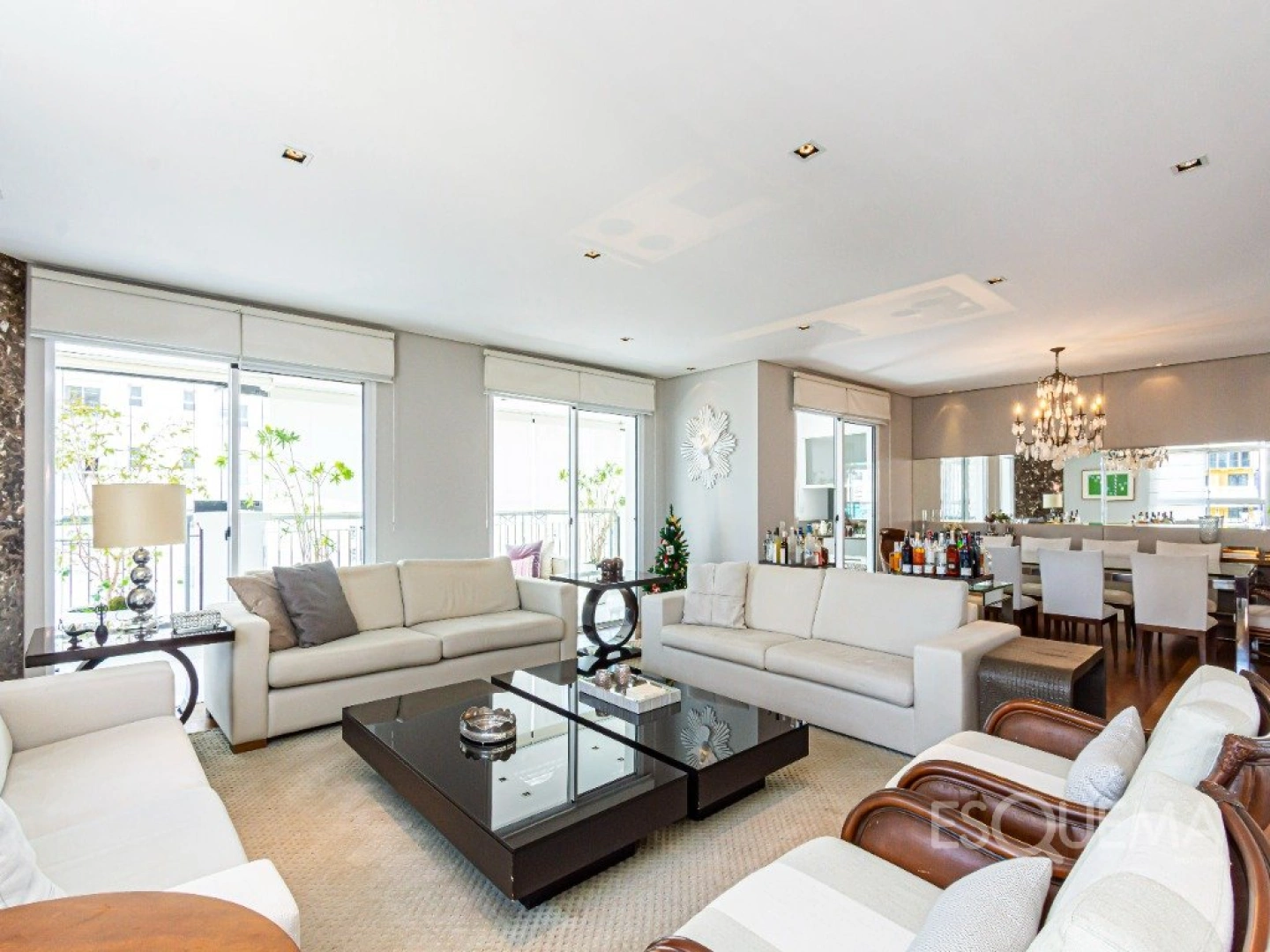 Apartamento com 304 m², 4 suítes, andar alto e varanda integrada ao living na parte nobre de Moema - Imagem 1