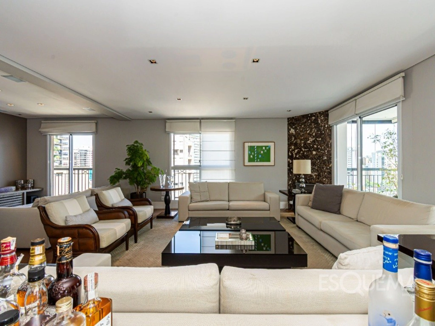 Apartamento com 304 m², 4 suítes, andar alto e varanda integrada ao living na parte nobre de Moema - Imagem 2