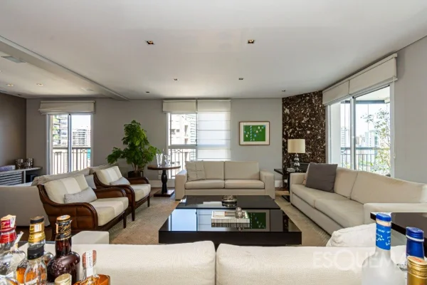 Apartamento com 304 m², 4 suítes, andar alto e varanda integrada ao living na parte nobre de Moema