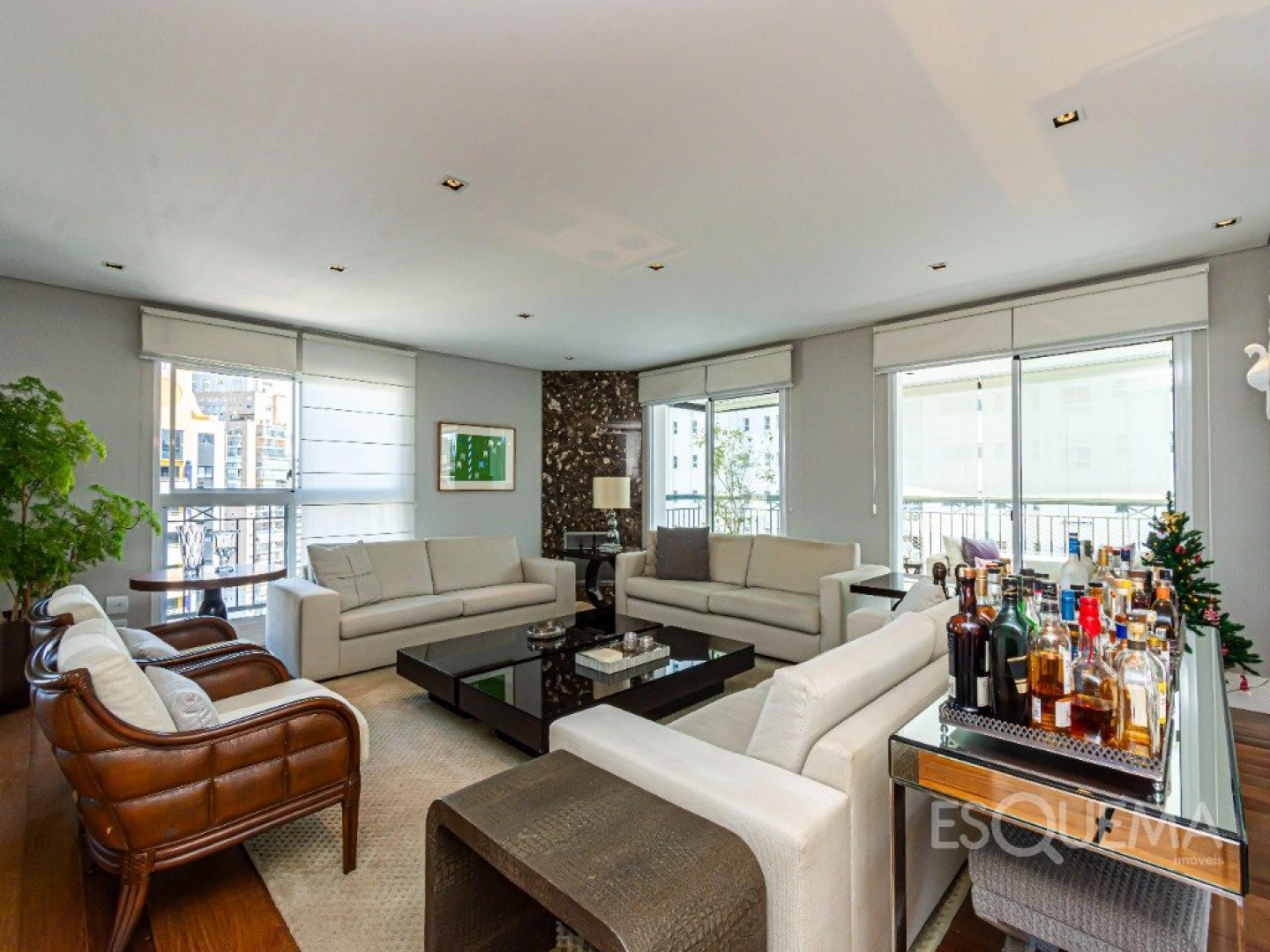 Apartamento com 304 m², 4 suítes, andar alto e varanda integrada ao living na parte nobre de Moema - Imagem 3