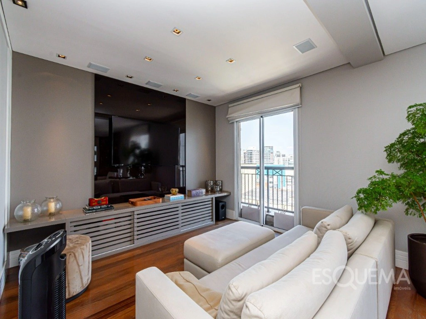Apartamento com 304 m², 4 suítes, andar alto e varanda integrada ao living na parte nobre de Moema - Imagem 4