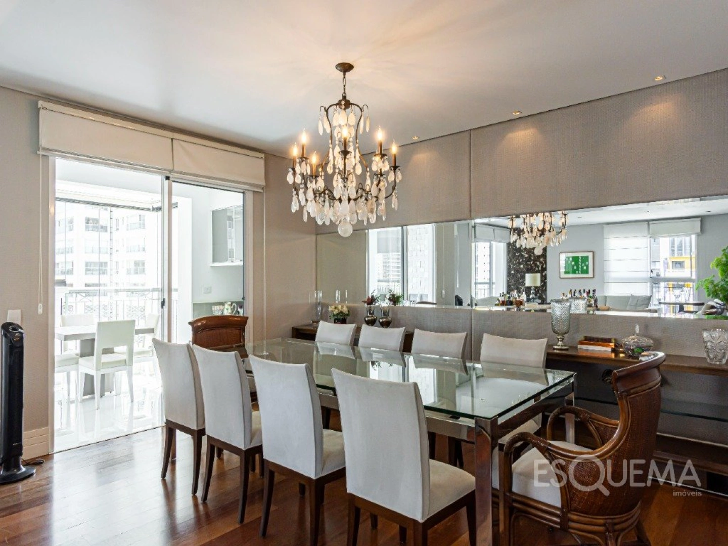 Apartamento com 304 m², 4 suítes, andar alto e varanda integrada ao living na parte nobre de Moema - Imagem 5