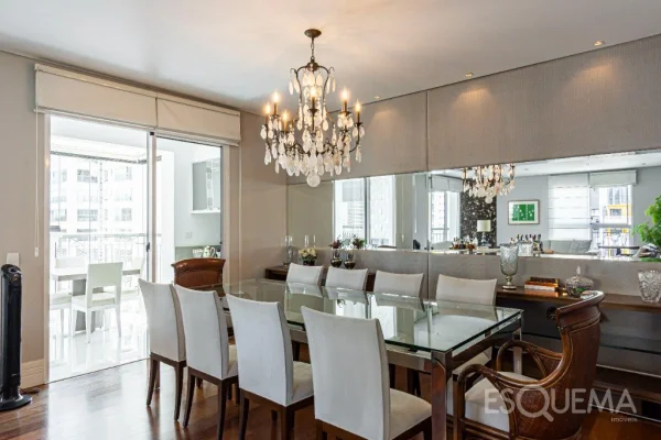 Apartamento com 304 m², 4 suítes, andar alto e varanda integrada ao living na parte nobre de Moema