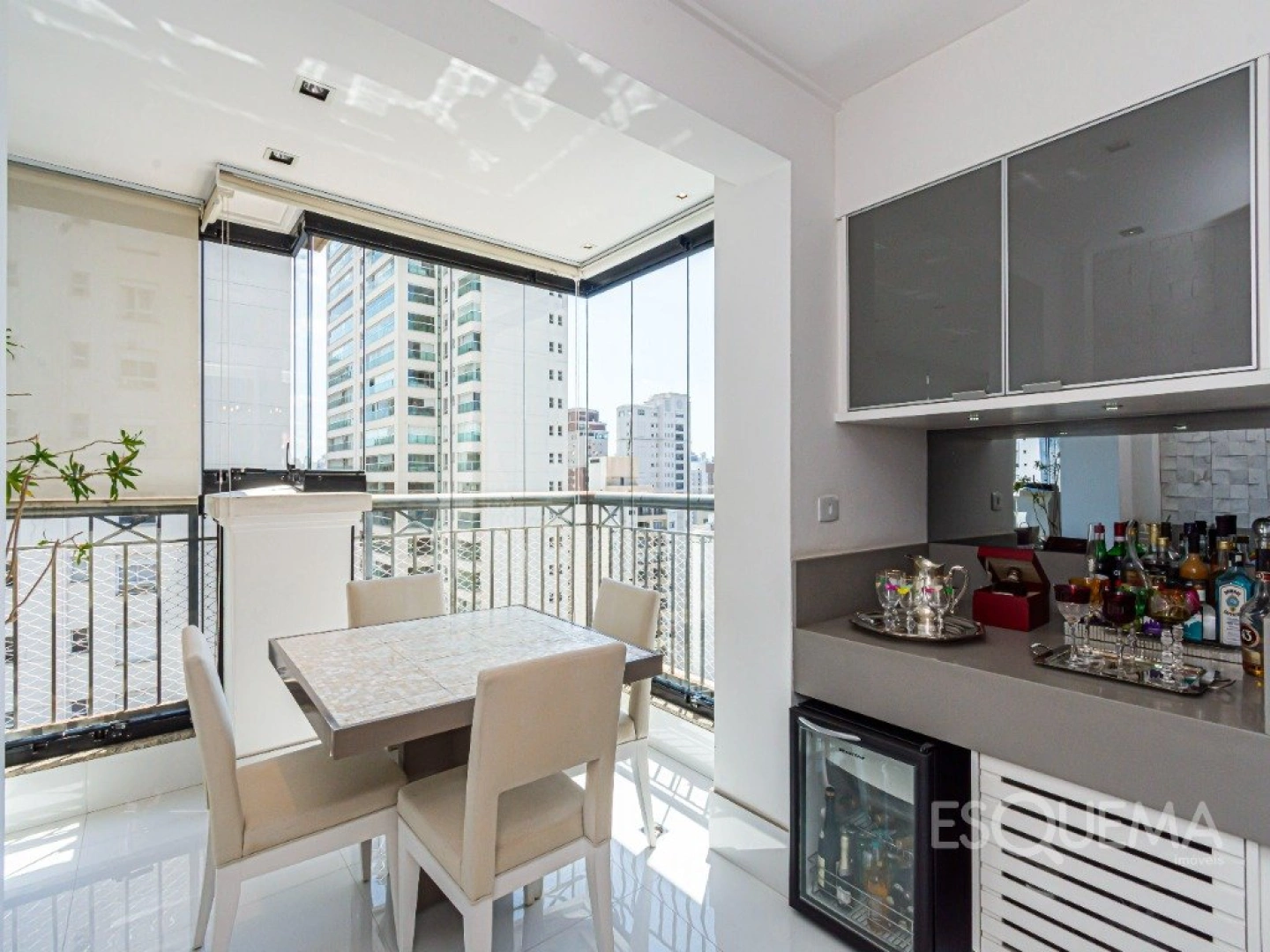 Apartamento com 304 m², 4 suítes, andar alto e varanda integrada ao living na parte nobre de Moema - Imagem 6