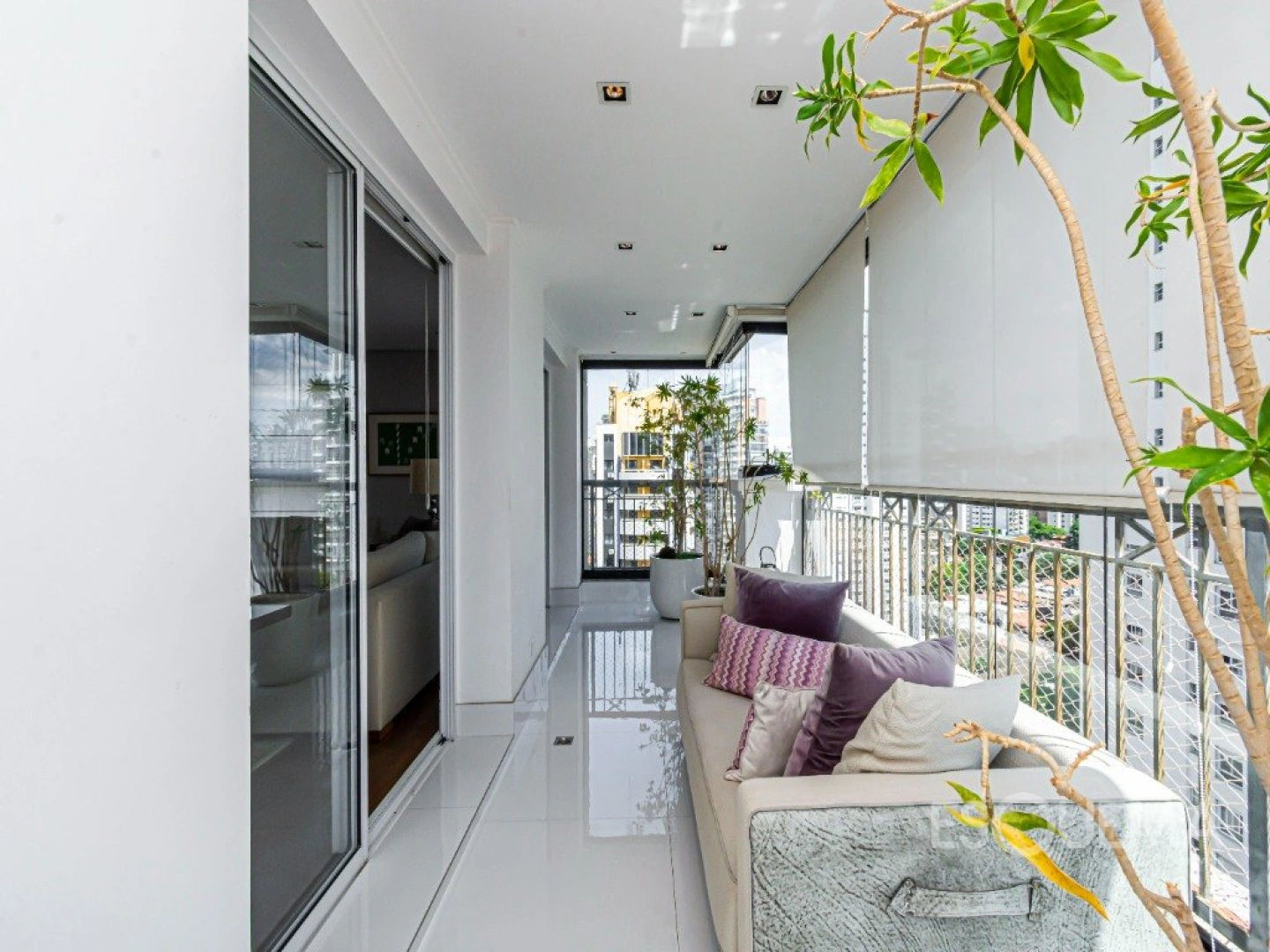 Apartamento com 304 m², 4 suítes, andar alto e varanda integrada ao living na parte nobre de Moema - Imagem 7
