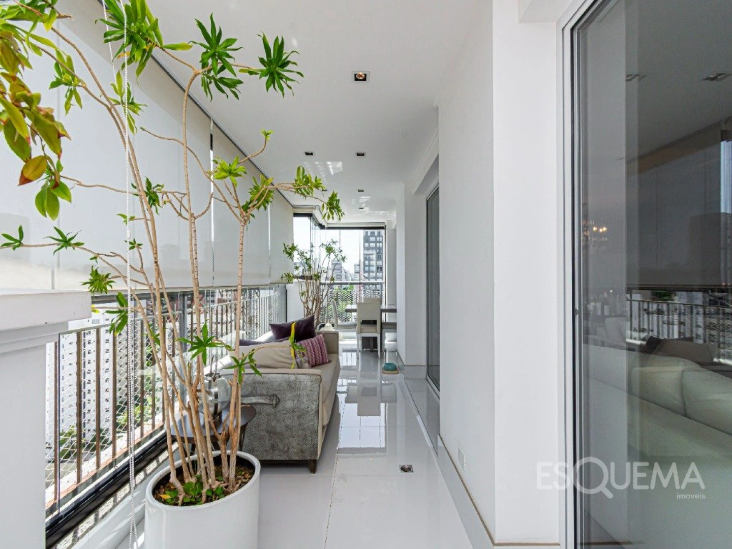 Apartamento com 304 m², 4 suítes, andar alto e varanda integrada ao living na parte nobre de Moema - Imagem 8
