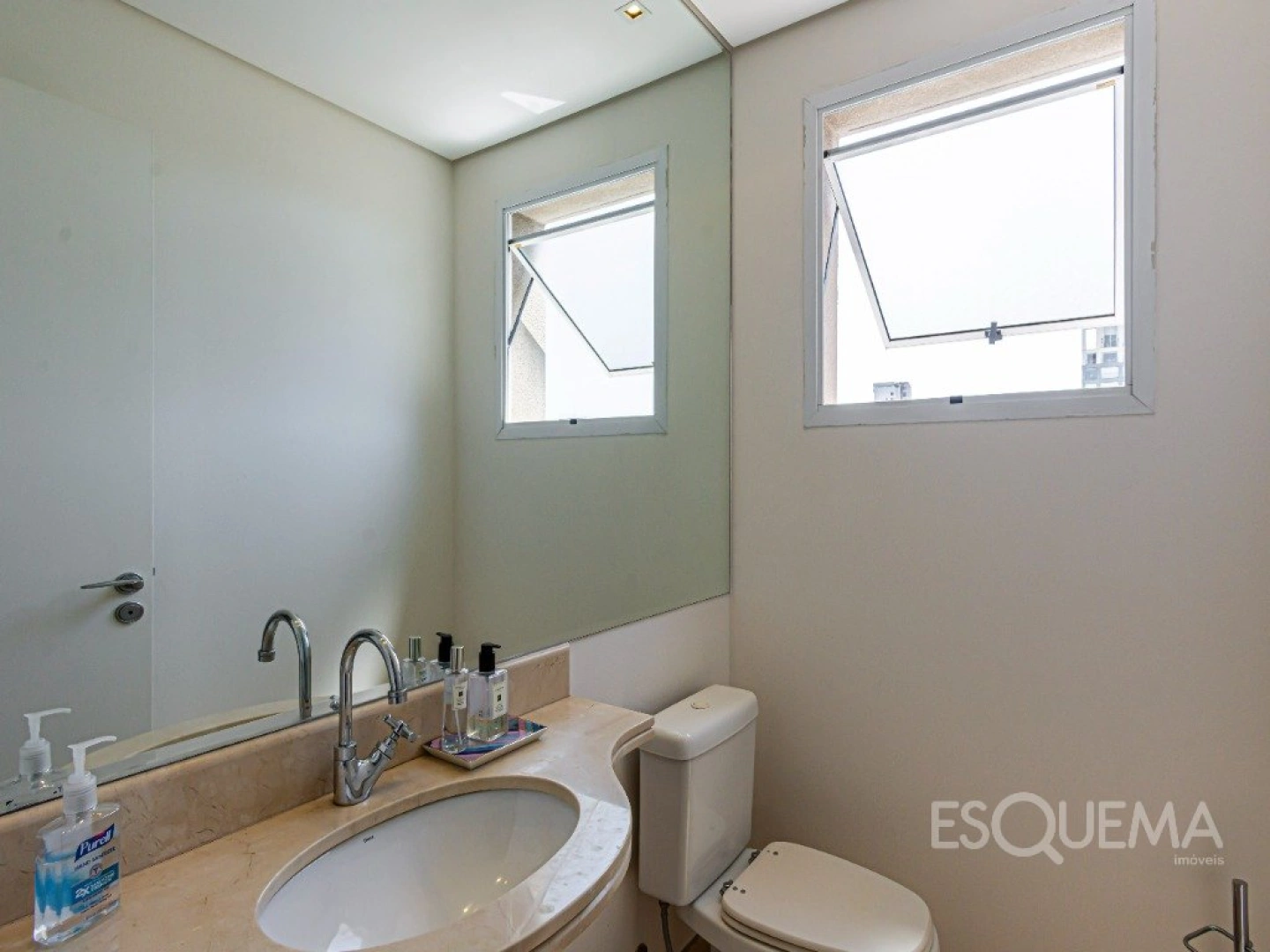 Apartamento com 304 m², 4 suítes, andar alto e varanda integrada ao living na parte nobre de Moema - Imagem 9