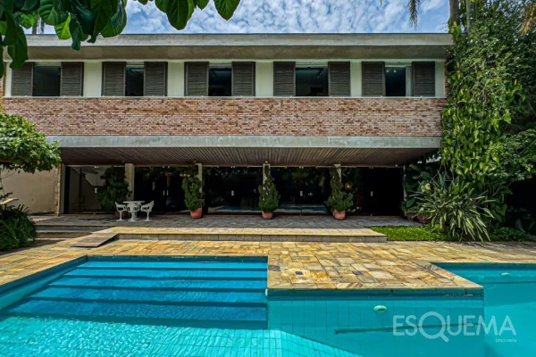 Duas casas em um terreno, com ampla área de lazer