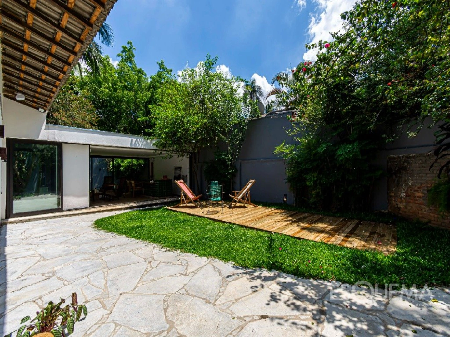 Casa térrea reformada, com luz natural e integração total - Imagem 11