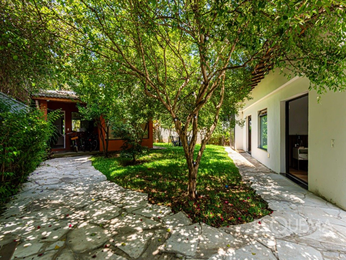 Casa térrea reformada, com luz natural e integração total - Imagem 13