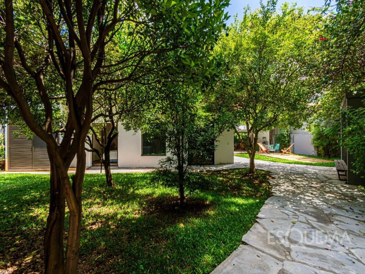 Casa térrea reformada, com luz natural e integração total - Imagem 14