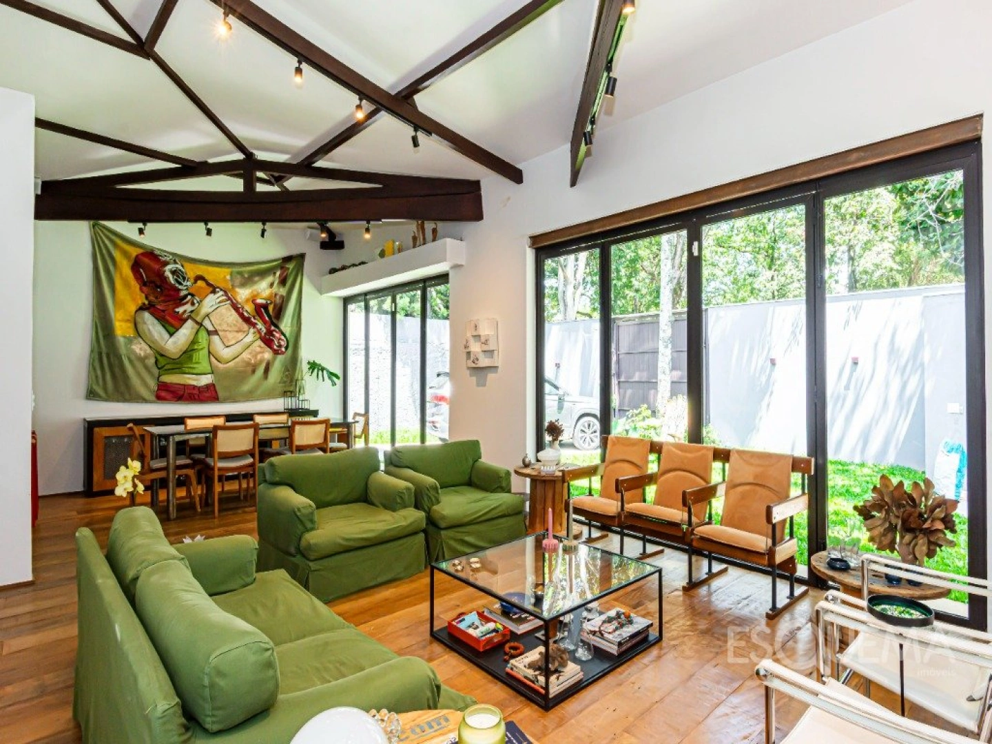 Casa térrea reformada, com luz natural e integração total - Imagem 1