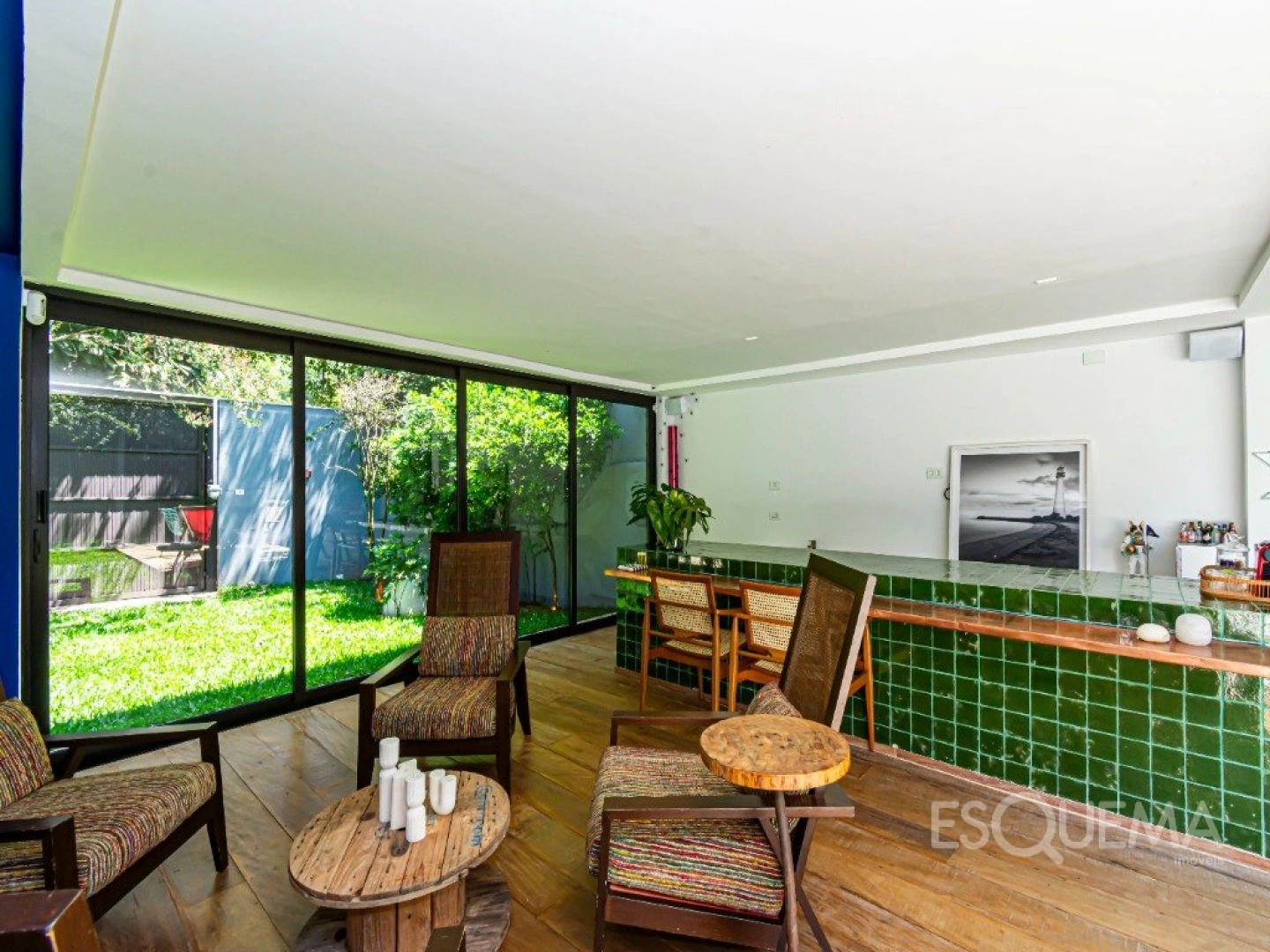 Casa térrea reformada, com luz natural e integração total - Imagem 3