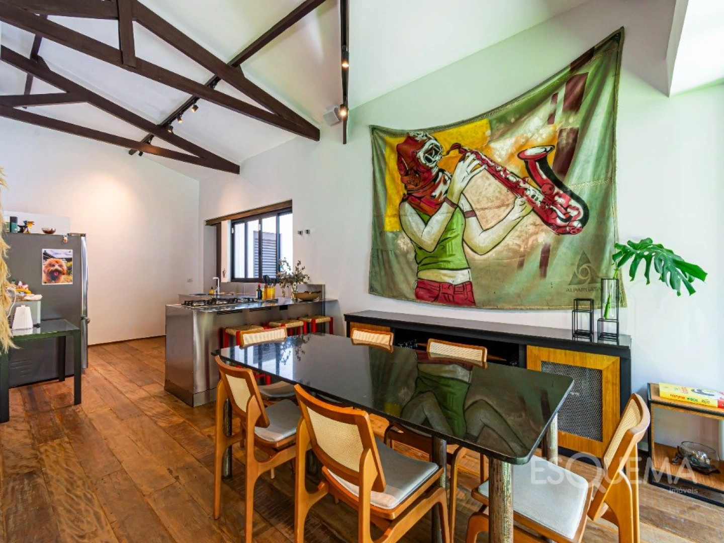 Casa térrea reformada, com luz natural e integração total - Imagem 6